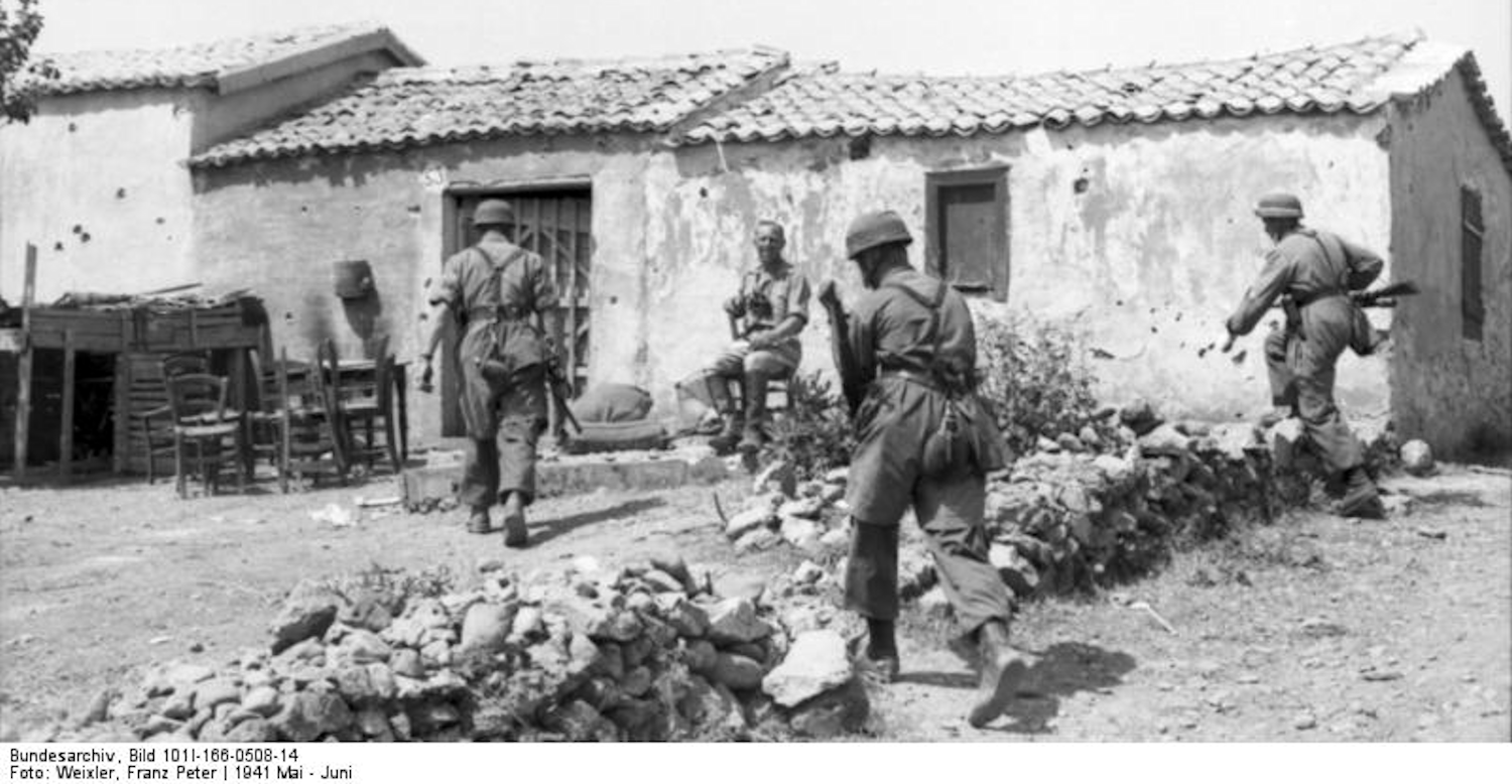 Bundesarchiv_Bild_101I-166-0508-14,_Crete, German Paratroopers in front of Building 1941