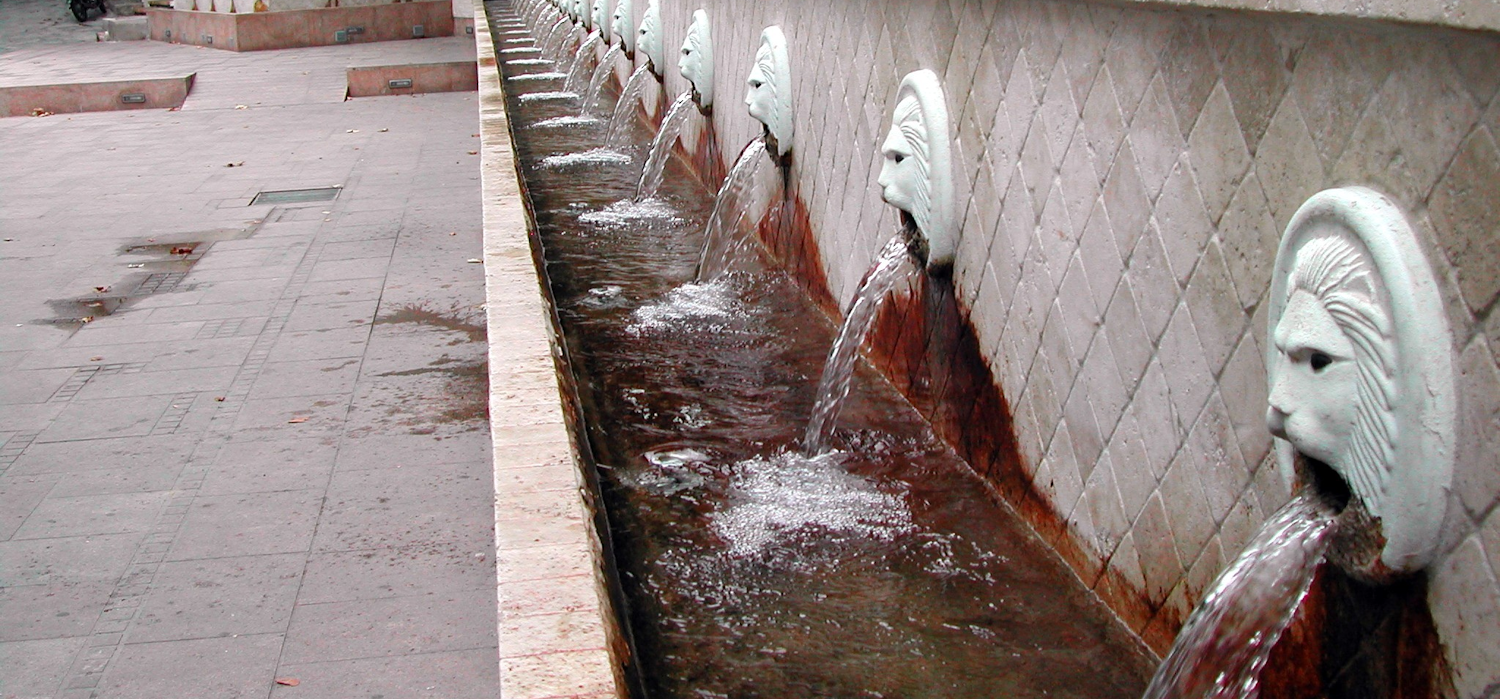 The village Spili is known for its cooling shady plateias and running waters. The 'kefalovrissi' or Lions Fountain is a series of lion heads with lovely cool spring water trickling out of them.